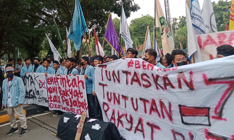 Berlangsung Ricuh, Ini Tuntutan Mahasiswa UNRI di DPRD Riau