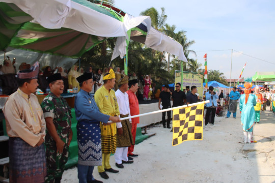 Pj Bupati Inhil Herman Lepas Peserta Pawai Takruf Dan Membuka Stand Bazar Perhelatan MTQ Ke- 32 Kecamatan Keritang