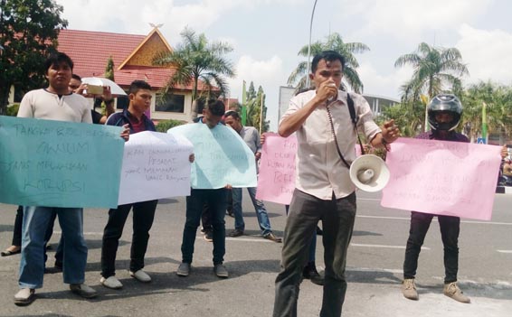 Pendemo Desak Aparat Usut Korupsi di Dinas Bina Marga Riau