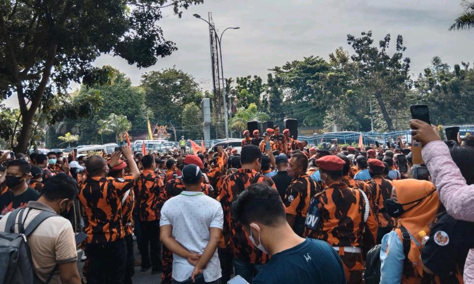 Tuntut Junimart Girsang Minta Maaf, Ormas PP Unjuk Rasa di DPRD Riau