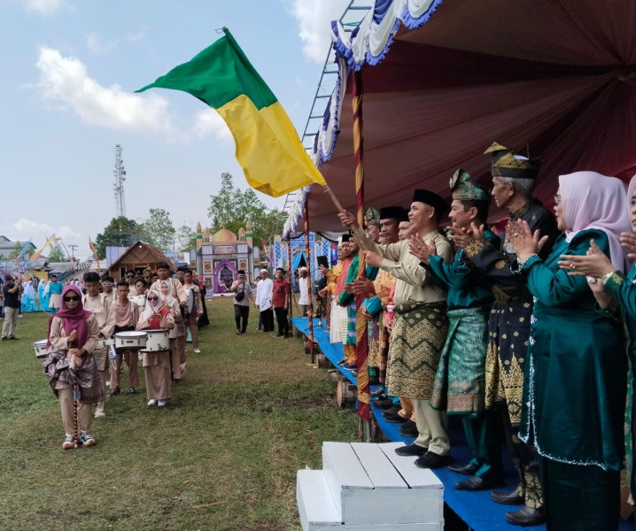 Pj Bupati Inhil Resmikan Bazar dan Pawai MTQ Kecamatan Mandah