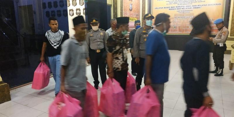 Malam Pertama Ramadhan, Polres Kampar Antarkan Menu Sahur