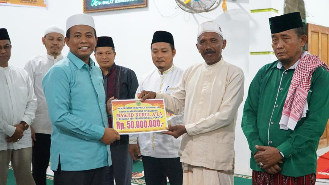 Safari Ramadhan, Wabup Rohil Serahkan Berbagai Bantuan di Masjid Jami' Baitul Akbar Pekaitan