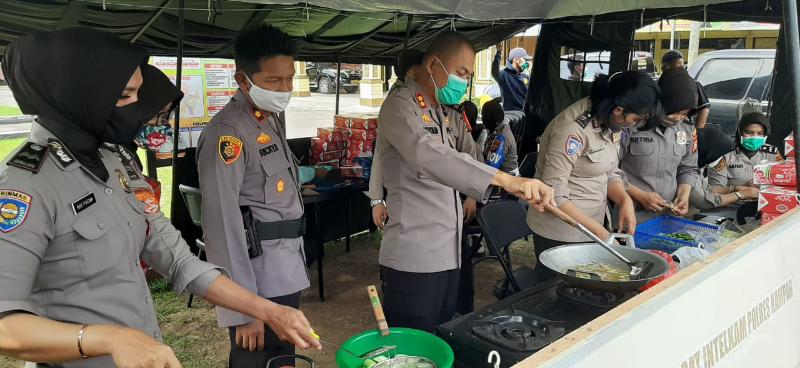 Dapur Umum Polres Kampar Sajikan 350 Nasi Kotak untuk Terdampak Covid-19