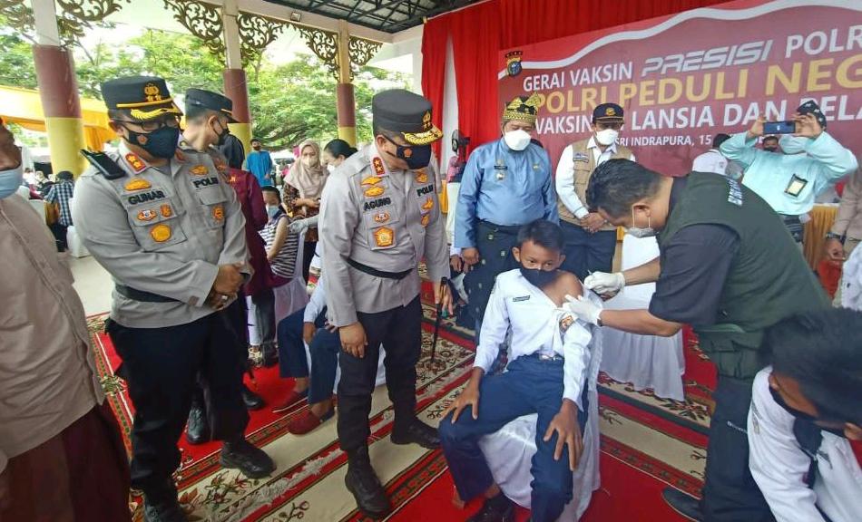 Kunker ke Siak, Kapolda Riau Tinjau Vaksinasi Covid-19 Bagi Lansia dan Pelajar