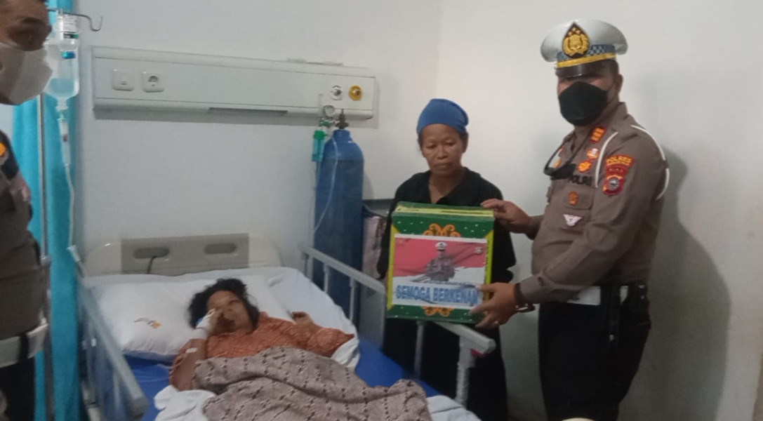 Sat Lantas Polres Inhil Jenguk Korban Kecelakaan dan Beri Bantuan