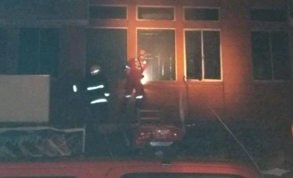 Warga Pekanbaru Panik Asap Mengepul di Ruko 3 Lantai