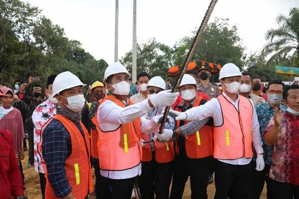 Bupati Pelalawan Resmikan  Pembangunan Jembatan Desa Tambak Dengan Desa Sotol