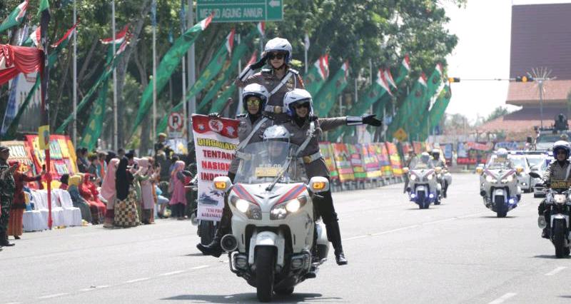 Brigade Motor Polwan Polda Riau Bentang Spanduk Dirgahayu Tentara RI Saat Parade