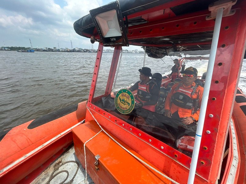 Tim SAR Cari ABK Kapal KM MI 01 yang Tenggelam di Perairan Selat Air Hitam