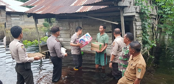 Tinjau dan Bagikan Bantuan, Kapolres Rohul Pastikan Distribusi Bantuan ke Lokasi Banjir Lancar