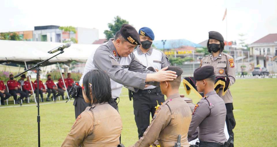Kapolda Riau Sematkan Baret Perwira dan Bintara Remaja Ditsamapta