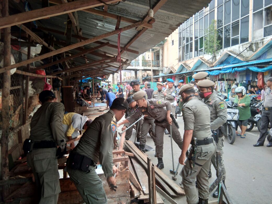 Dinilai Memakan Badan Jalan, Satpol PP Bongkar Lapak PKL Di Pasar Yos Sudarso
