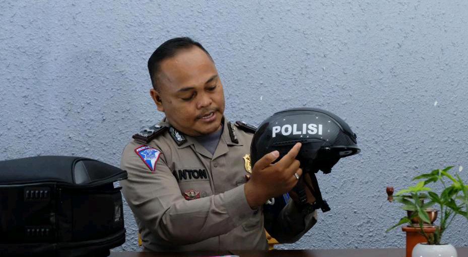Personil Polda Riau Gunakan Helm Pendeteksi Subyek Terpapar COVID-19