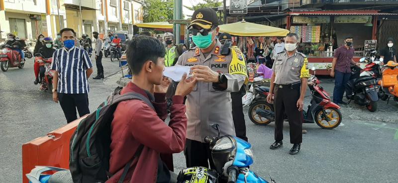 Kapolres Kampar Bersama Komunitas Vespa Antik Bagikan Masker di Pasar Ramadhan
