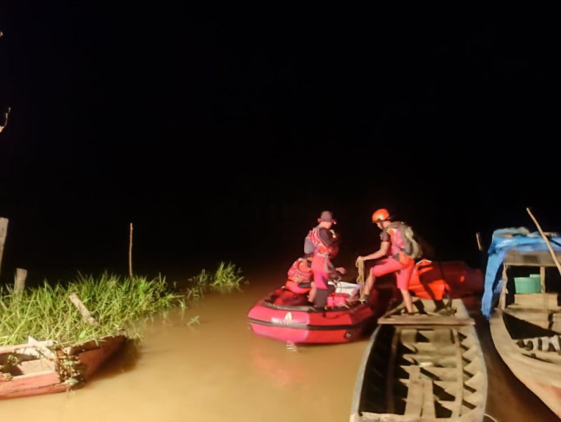 Satu Orang Tenggelam Insiden Sampan Bermuatan Sawit Karam di Inhu