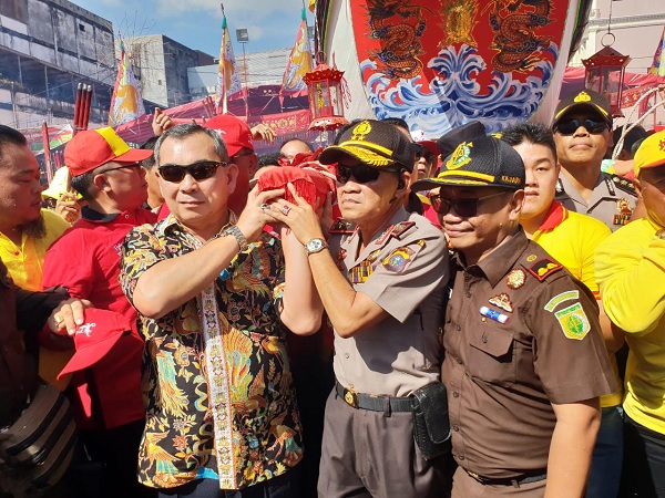 Irjen Pol Nandang Kapolda Riau Ikut Arak Tongkang Perayaan Bakar Tongkang di Rohil