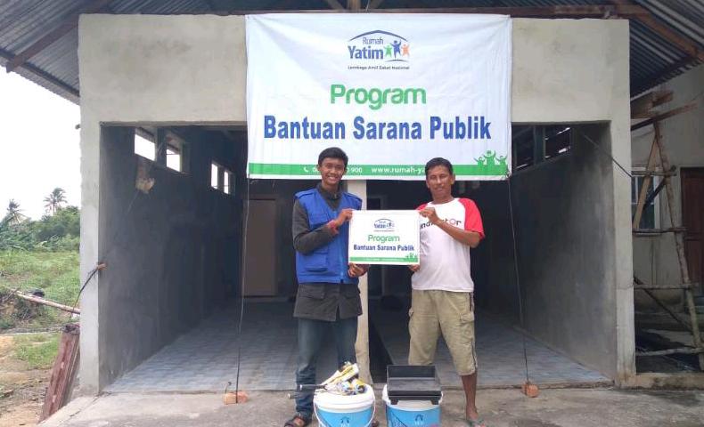 Pembangunan MCK Musholla At-Tiin Terhenti, Rumah Yatim Riau Salurkan Bantuan