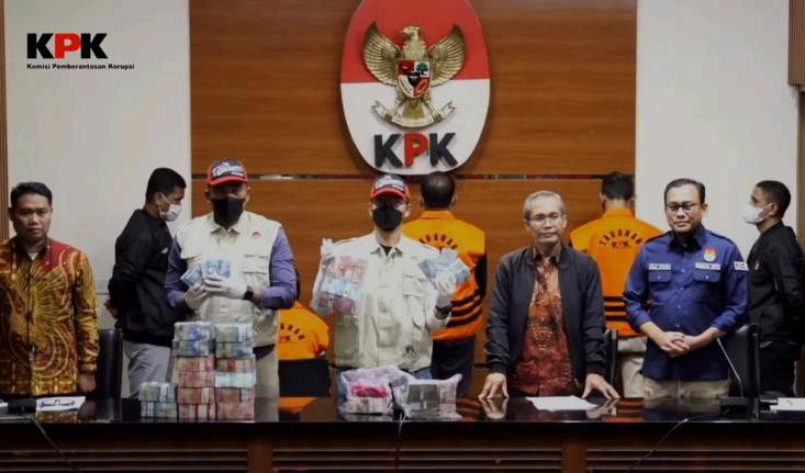 Konferensi Pers Kasus Korupsi Bupati Meranti, Kepala BPKAD dan Auditor BPK Riau Terseret