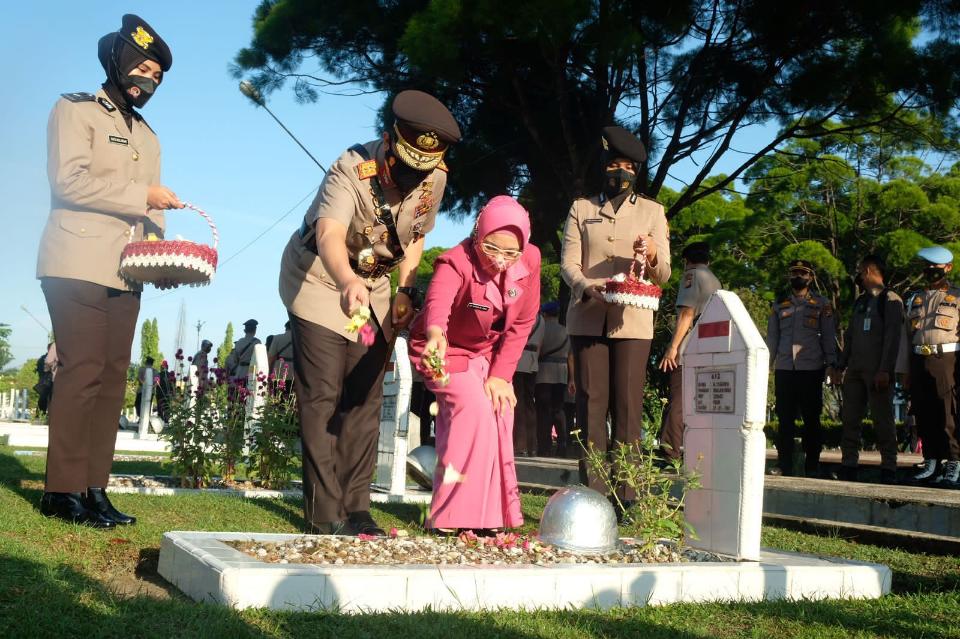 Kapolda Riau Pimpin Ziarah ke Makam Pahlawan Pekanbaru