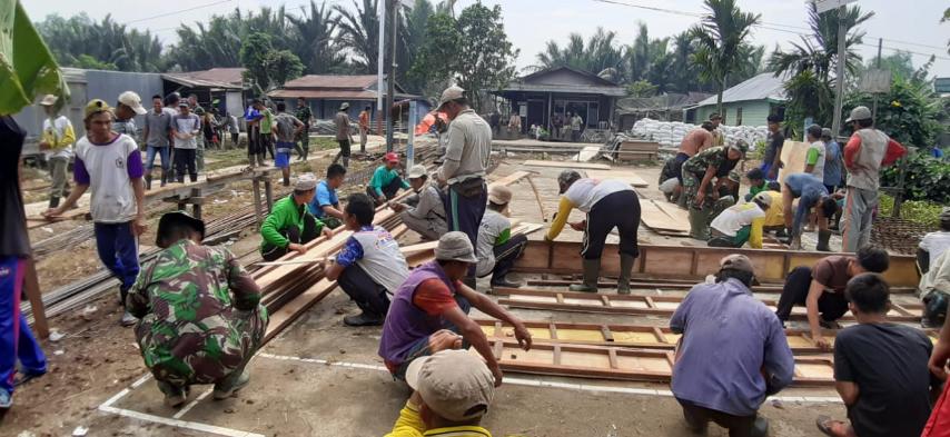 Satgas TMMD Bersama Warga Gesa Pembangunan Jembatan Beton di Sebrang Sanglar