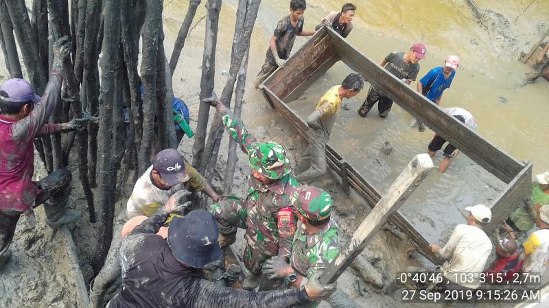 Goro TNI Bersama Warga Sanglar Bangun Jembatan Penghubung