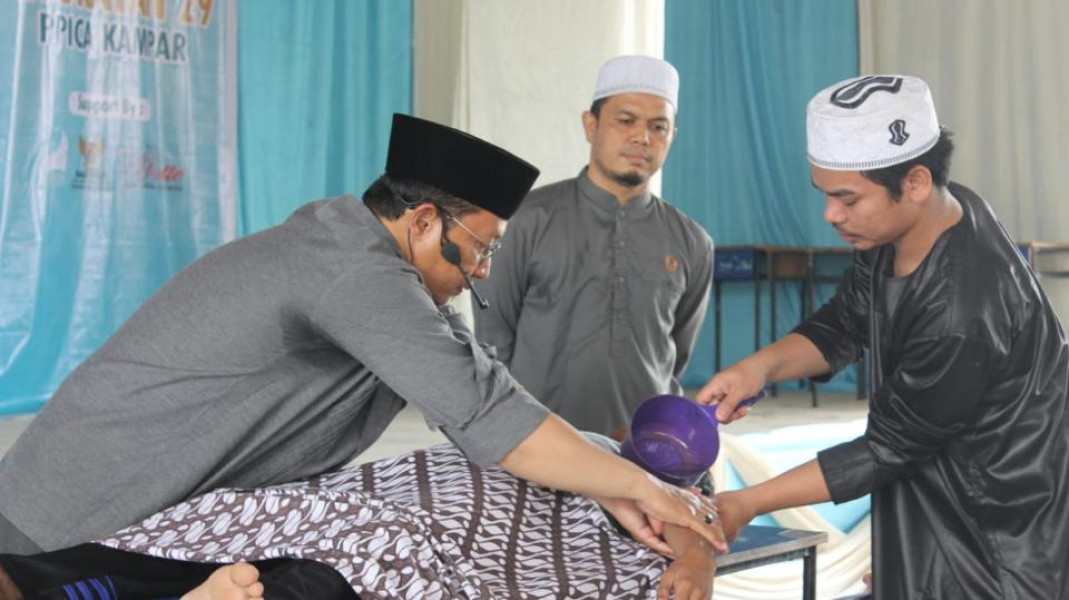 Sukses Angkatan Ke-29 Alumni PP Islamic Centre Al-hidayah Kampar Gelar Praktik Memandikan Jenazah