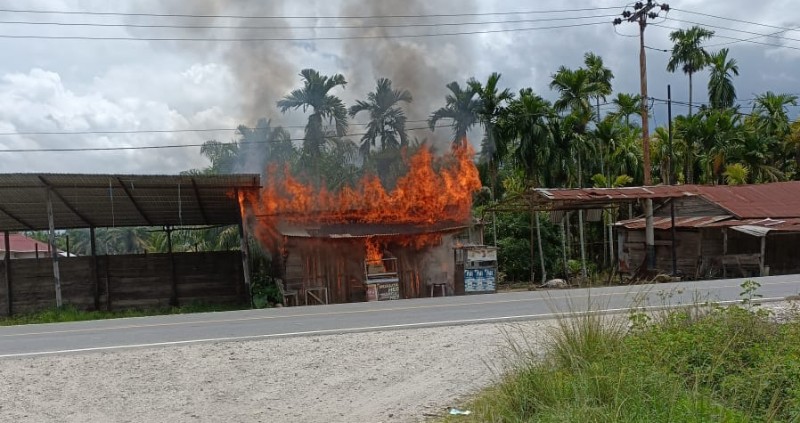 Warung di Kecamatan Kempas Dilalap Api di Siang Bolong