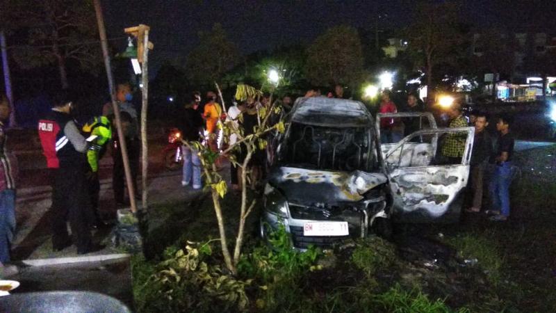 Mobil Terbakar di Jalan Soekarno Hatta Pekanbaru, Sopirnya Lompat