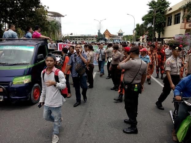 KPK Ke Riau, Amper Desak Andi Rachman Dan Kroni Ditangkap