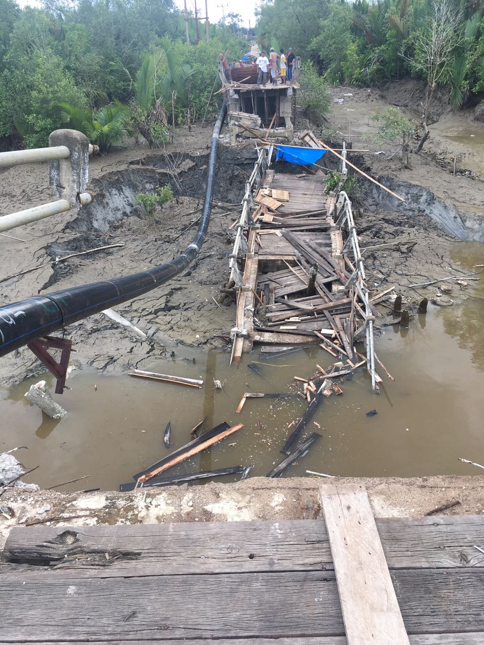 Tanah Longsor di Inhil, Jembatan Penghubung Amblas