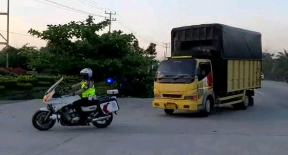 Gempuran Covid-19, Polresta Pekanbaru Kawal Mobil Sembako Hindari Spekulan