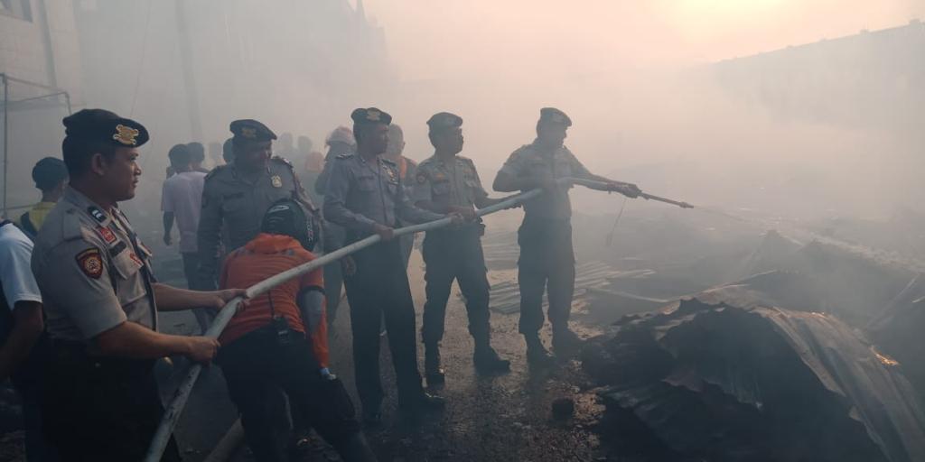 AKBP Christian Rony Bersama Masyarakat Berjibaku Padamkan Kebakaran Pasar Terapung
