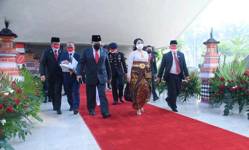 Baju Adat Jokowi dan Puan Gambarkan Kesatupaduan Hadapi Pandemi