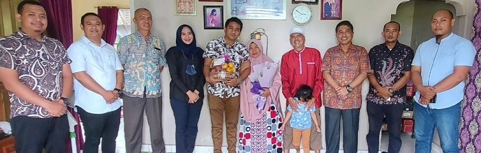 Mohon Didoakan Segera Sembuh, Guru Beti Terharu Dikunjungi Polisi Riau