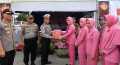 Kunjungi Pospam di Pandau Jaya, Bhayangkari Kampar Berikan Bingkisan ke Petugas
