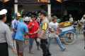 Polisi Bagi-bagi THR untuk Abang Becak di Tembilahan