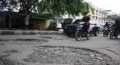 Terabaikan Pemda, 5 Lobang Besar di Jalan Garuda Sakti Siap Renggut Nyawa Pengendara