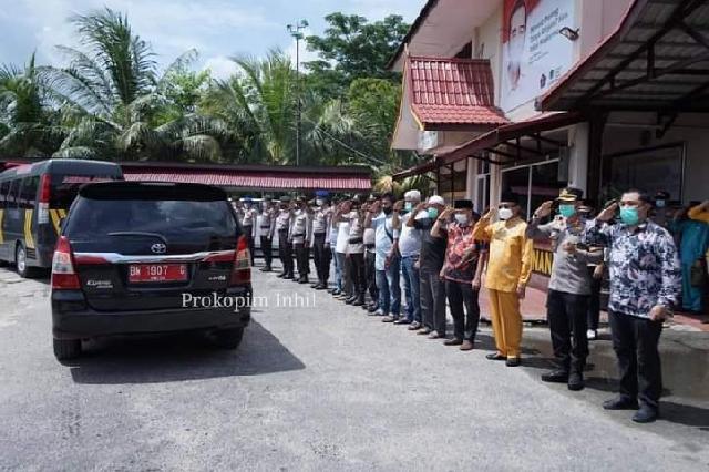 Wardan Berikan Penghormatan Terakhir kepada Almarhum AKP Ferdinand Sumardi