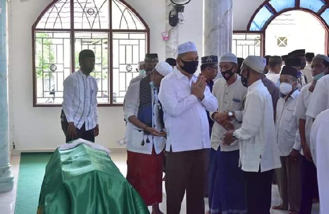 Wabup SU Ikut menyolatkan Almarhumah Nur Khairiah KA UPTD Dukcapil Tempuling