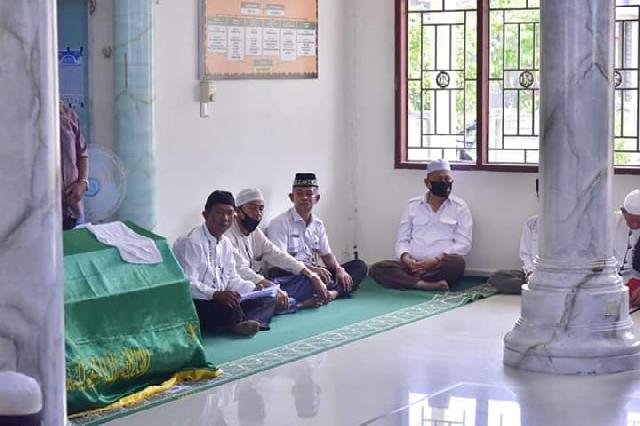Wabup SU Ikut menyolatkan Almarhumah Nur Khairiah KA UPTD Dukcapil Tempuling