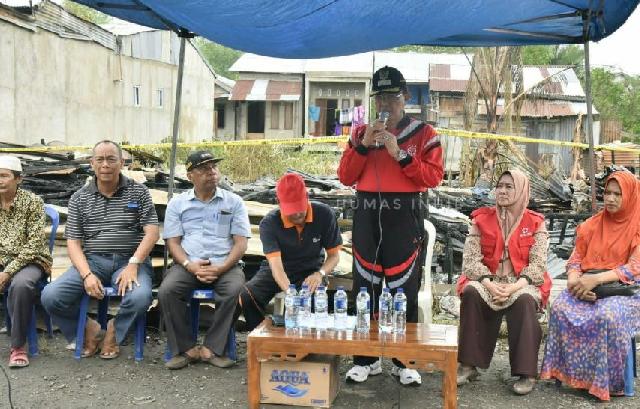 HM Wardan Serahkan Sembako untuk Korban Kebakaran Jalan Kayu Jati