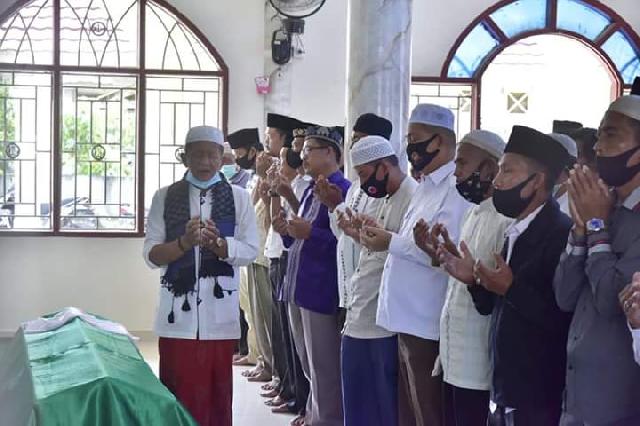 Wabup SU Ikut menyolatkan Almarhumah Nur Khairiah KA UPTD Dukcapil Tempuling
