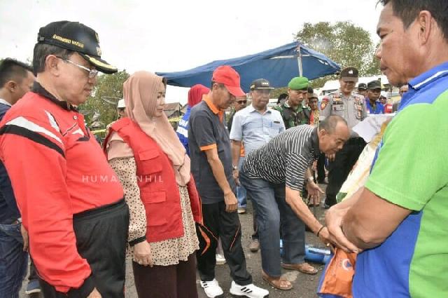 HM Wardan Serahkan Sembako untuk Korban Kebakaran Jalan Kayu Jati