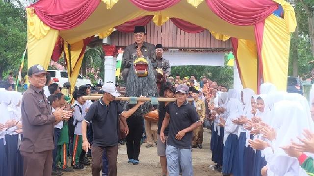 HM Wardan Lantik Dua Kades di Kecamatan Kempas
