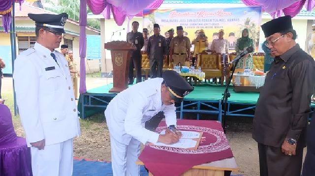 HM Wardan Lantik Dua Kades di Kecamatan Kempas