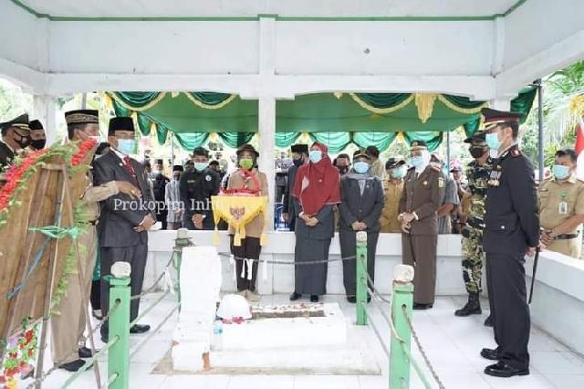 Mengingat Jasa Pahlawan, Bupati Wardan Ziarah ke Makam Letda M Boya