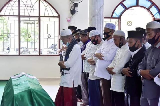 Wabup SU Ikut menyolatkan Almarhumah Nur Khairiah KA UPTD Dukcapil Tempuling