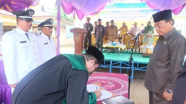 HM Wardan Lantik Dua Kades di Kecamatan Kempas