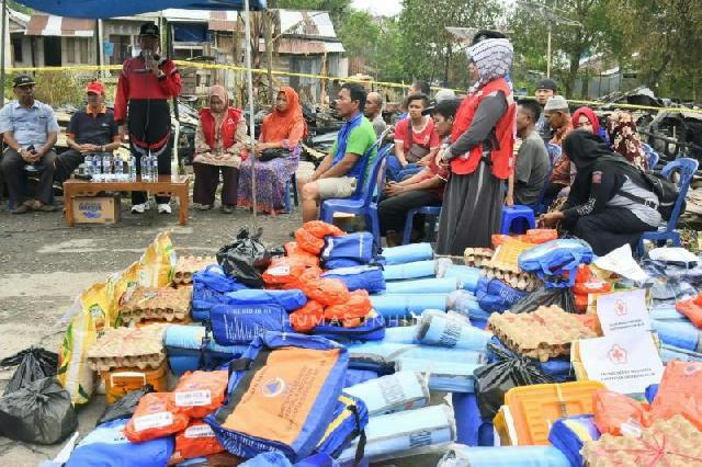 HM Wardan Serahkan Sembako untuk Korban Kebakaran Jalan Kayu Jati